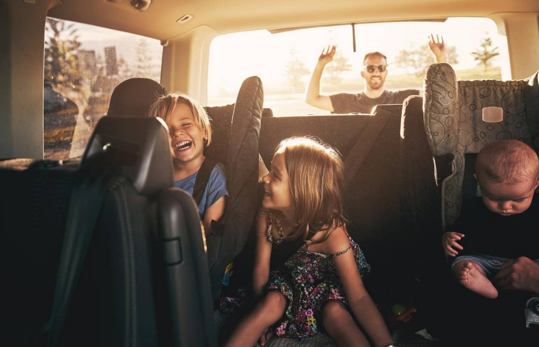 Unterwegs mit Kindern – So bleibt dein Auto sicher und ordentlich