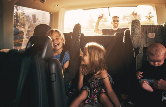 Unterwegs mit Kindern – So bleibt dein Auto sicher und ordentlich