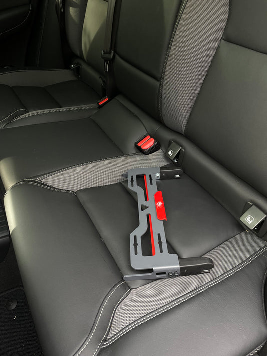 Mehr Ordnung, mehr Sicherheit – Warum eine stabile Befestigung im Auto so wichtig ist